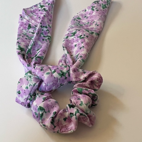 3/$20 ✨ H&M Scarf Scrunchie Duo - Picture 2 of 7